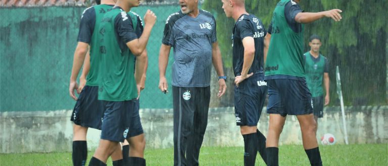 Luís Eduardo comanda último treino do Grêmio antes de enfrentar o Guarani pela Copinha