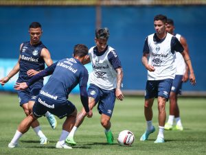 Renato Portaluppi comanda treino focado em situações de jogo