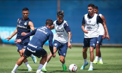 Renato Portaluppi comanda treino focado em situações de jogo