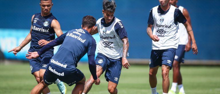 Renato Portaluppi comanda treino focado em situações de jogo