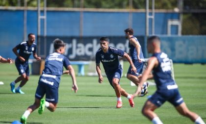 Sob forte calor, Luis Suárez e companheiros trabalham na pré-temporada