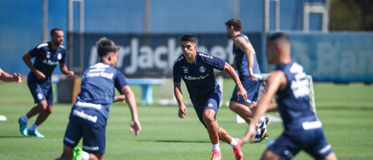 Sob forte calor, Luis Suárez e companheiros trabalham na pré-temporada