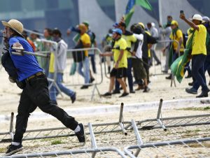 Manifestantes contrários ao Governo Lula invadem Planalto, STF e Congresso