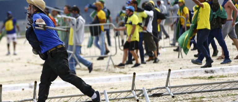 Manifestantes contrários ao Governo Lula invadem Planalto, STF e Congresso