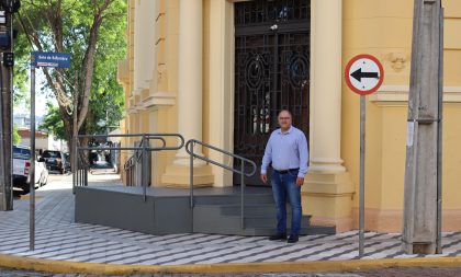 Câmara instala rampa reversível de acessibilidade