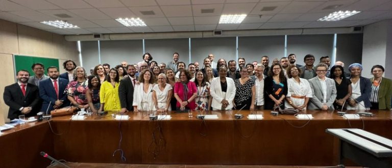 Carta de Brasília é entregue à ministra da Cultura Margareth Menezes