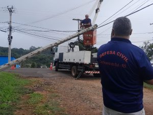 Poste tomba em rua do Quinta da Boa Vista