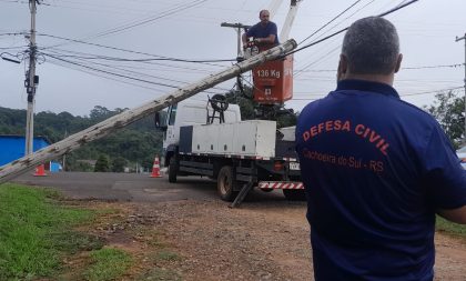 Poste tomba em rua do Quinta da Boa Vista