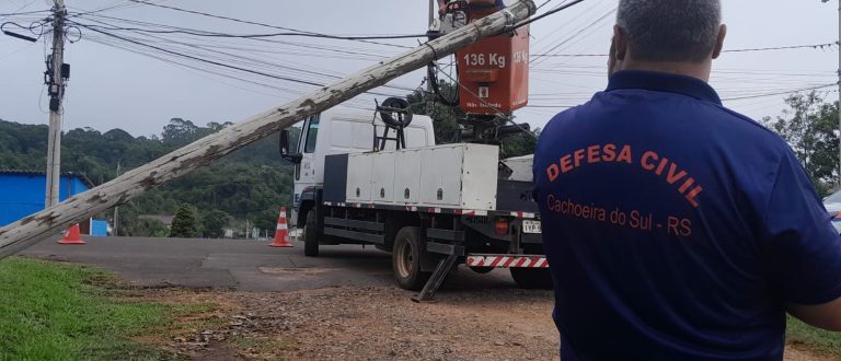 Poste tomba em rua do Quinta da Boa Vista