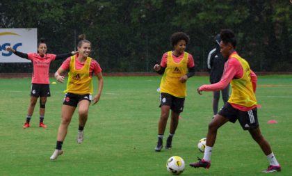 Gurias Coloradas treinam com foco em saída de bola