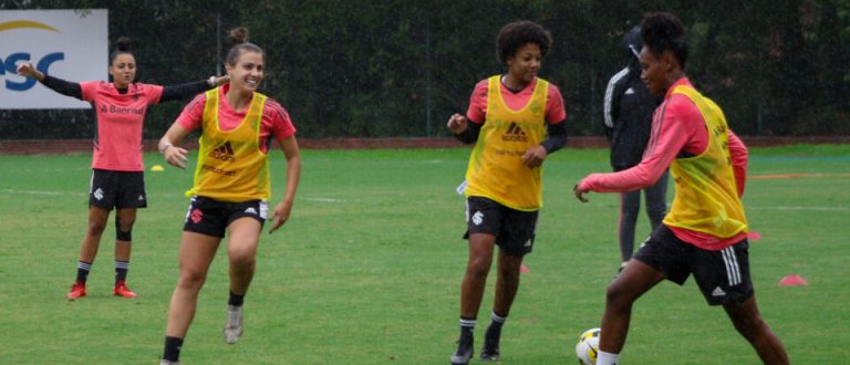 Gurias Coloradas treinam com foco em saída de bola