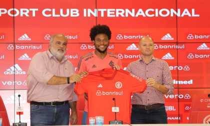 Luiz Adriano é apresentado no retorno para casa: “muito emocionante estar aqui”