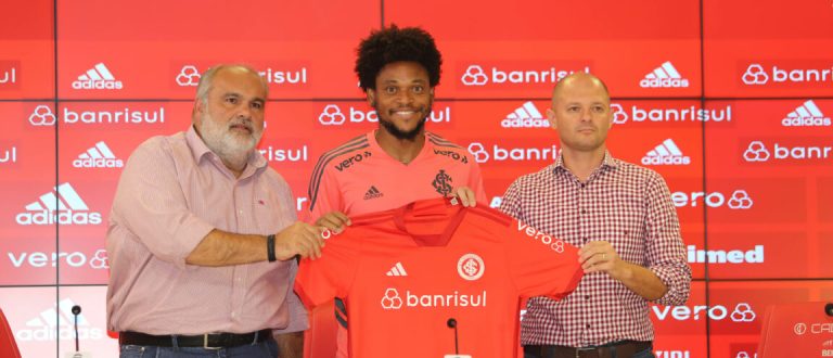 Luiz Adriano é apresentado no retorno para casa: “muito emocionante estar aqui”