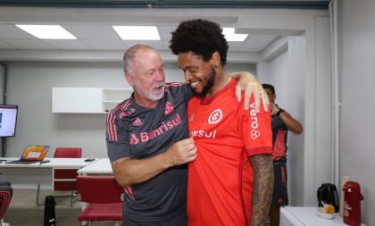 Saiba como foi o primeiro dia de Luiz Adriano na volta ao Inter