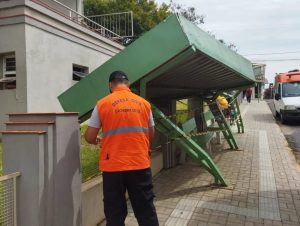 Defesa Civil realizou o isolamento da parada de ônibus na Rua Tiradentes