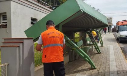 Defesa Civil realizou o isolamento da parada de ônibus na Rua Tiradentes