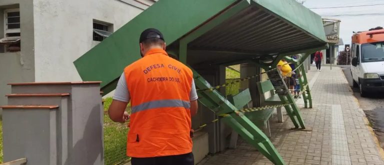 Defesa Civil realizou o isolamento da parada de ônibus na Rua Tiradentes