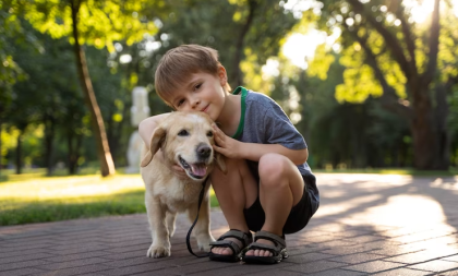 Estudo mostra: crianças que convivem com cães e gatos têm mais empatia