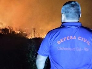 Fogo em vegetação no Irapuazinho mobiliza Defesa Civil e Corpo de Bombeiros