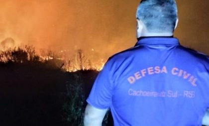 Fogo em vegetação no Irapuazinho mobiliza Defesa Civil e Corpo de Bombeiros