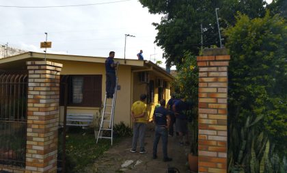 Defesa Civil e Secretaria de Meio Ambiente retiram árvore em risco no Bairro Barcelos