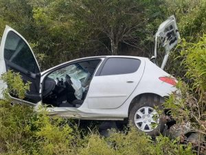 Mulher morre em colisão entre dois carros na RSC-471