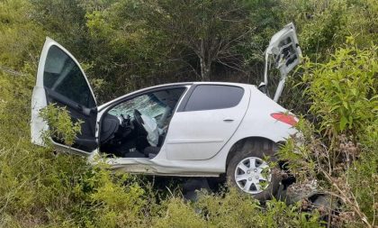 Mulher morre em colisão entre dois carros na RSC-471