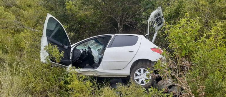 Mulher morre em colisão entre dois carros na RSC-471