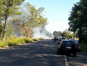 Bombeiros combatem incêndio à beira da BR-153