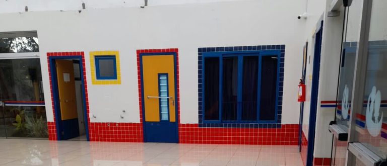 Falta de cobertura em saguão alaga escola no Funcap