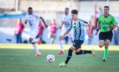 Renato observa jogadores do Sub-20