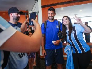 Sócios do Tricolor recepcionam delegação gremista na chegada em Caxias do Sul