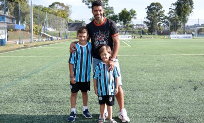 Suárez visita a Escola do Grêmio e matricula os filhos