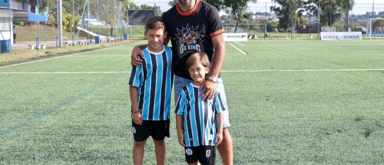 Suárez visita a Escola do Grêmio e matricula os filhos