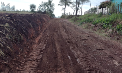 Novo Cabrais: Secretaria de Obras realiza alargamento em estradas do interior