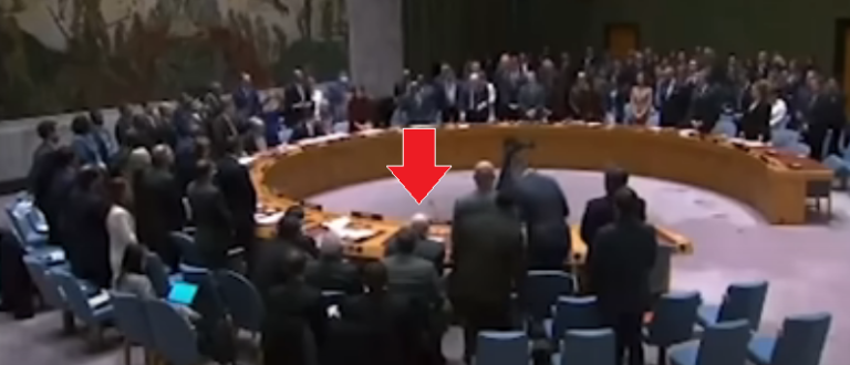 Brasil de vermelho? Embaixador recusa se levantar pelas vítimas da Ucrânia