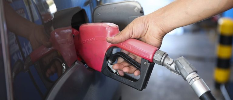 Desonerar ou reonerar, os verbos do governo para a gasolina
