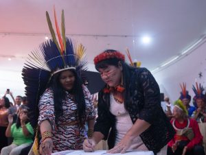 Mulher e indígena: presidente da Funai toma posse