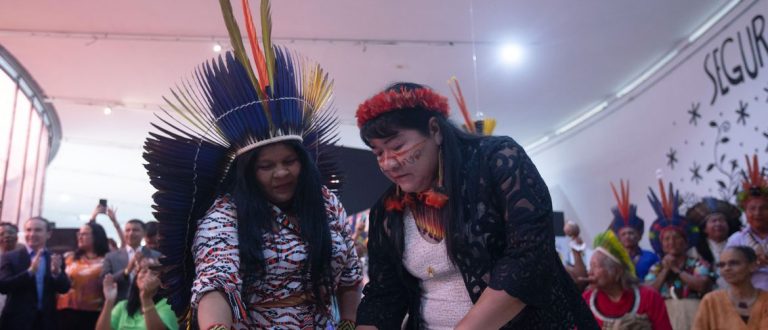Mulher e indígena: presidente da Funai toma posse