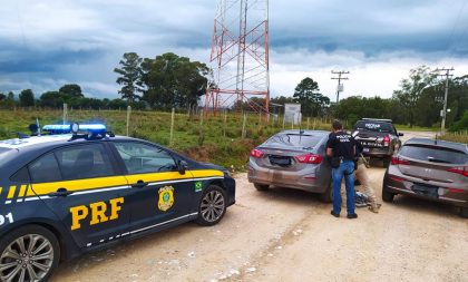 Fuga e prisão: carro de Cachoeira do Sul é apreendido com carga de cigarros contrabandeados