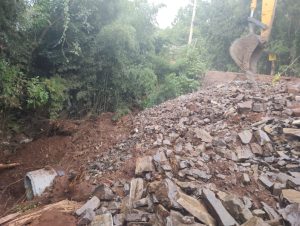 Obra impede que moradores do Xangrilá fiquem sem acesso ao bairro