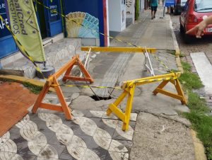 PERIGO: Defesa Civil isola trecho de calçada da Rua 7