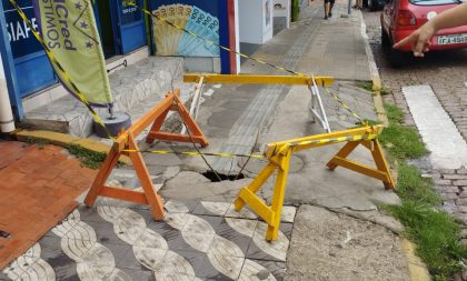 PERIGO: Defesa Civil isola trecho de calçada da Rua 7