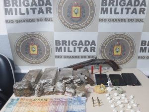 Quatro presos: BM de Rio Pardo apreende armas, munições e drogas