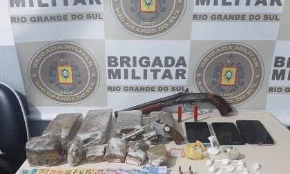 Quatro presos: BM de Rio Pardo apreende armas, munições e drogas