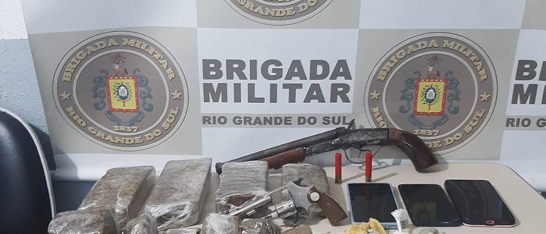 Quatro presos: BM de Rio Pardo apreende armas, munições e drogas