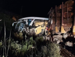 Acidente entre ônibus e três caminhões deixa oito feridos na RSC-471