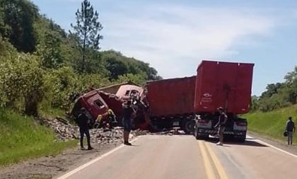 ATUALIZAÇÃO – Morre segunda vítima de acidente entre caminhões na BR-471