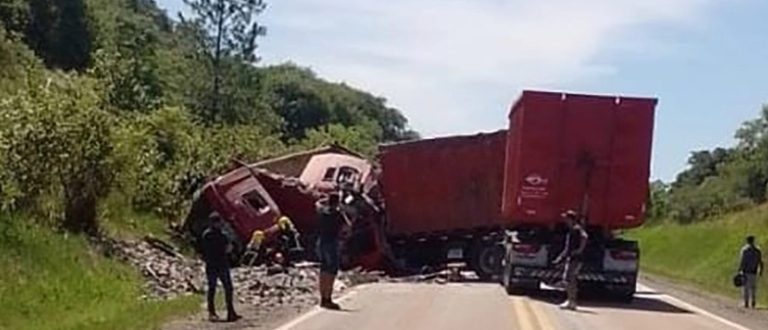 ATUALIZAÇÃO – Morre segunda vítima de acidente entre caminhões na BR-471