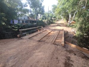 Famílias do Bairro Augusta ganham ponte sobre o Amorim